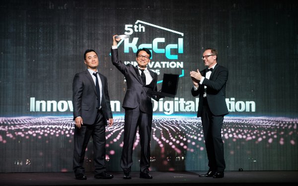 CSO Jason Shim and CEO DK Kim accepting prize