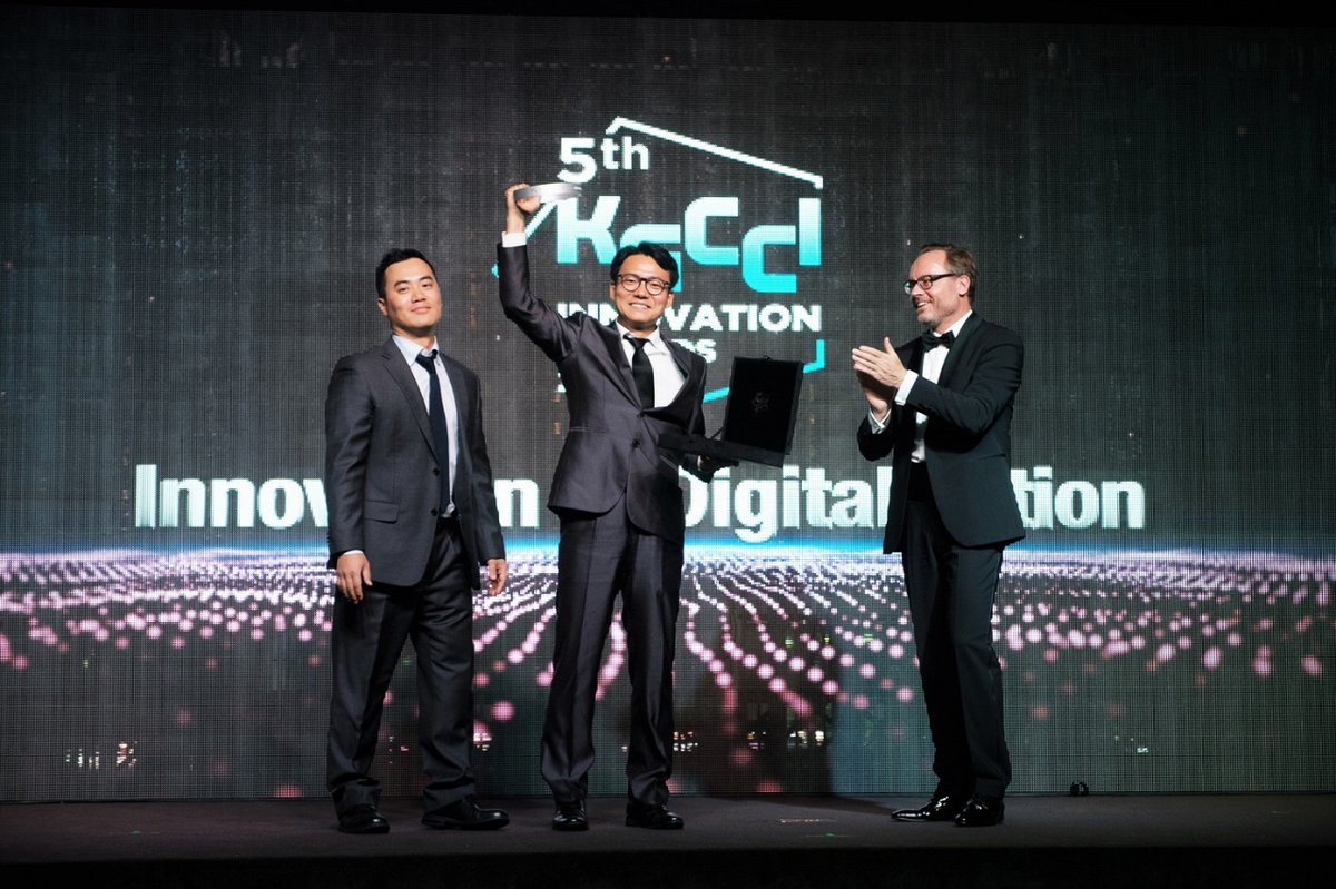 CSO Jason Shim and CEO DK Kim accepting prize